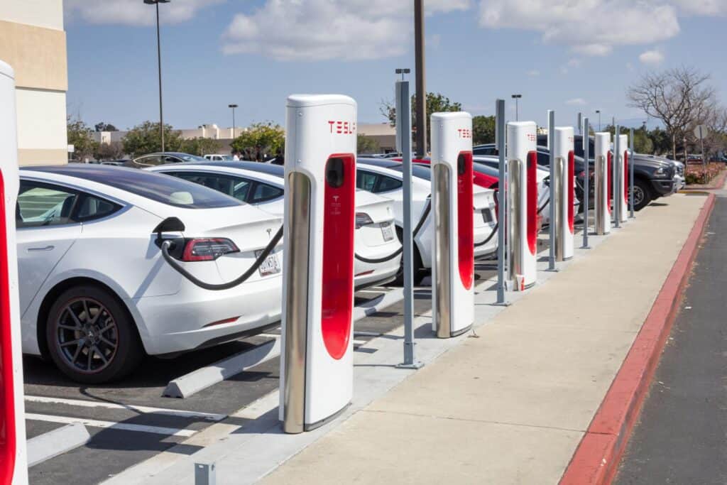 Tesla Feiert Supercharger Standorte Weltweit