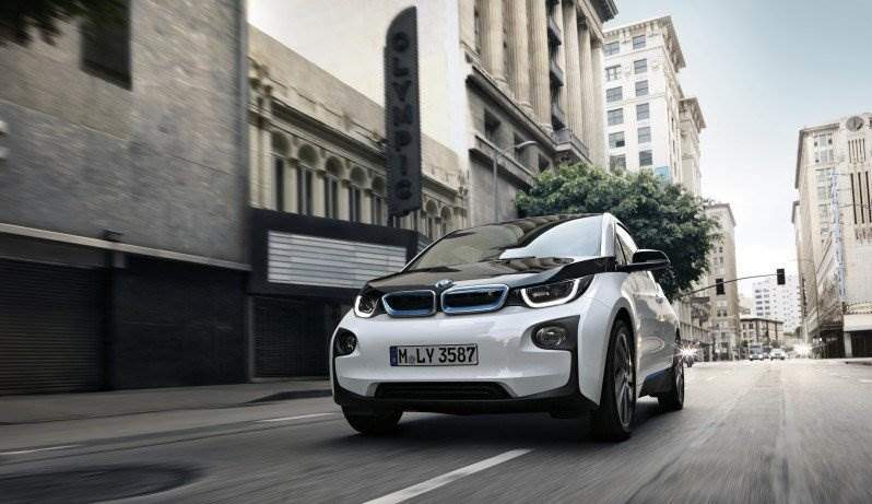 Cover Image for BMW stellt sich auf Jahre der“Tränen“ wegen Batteriekosten bei E-Autos ein