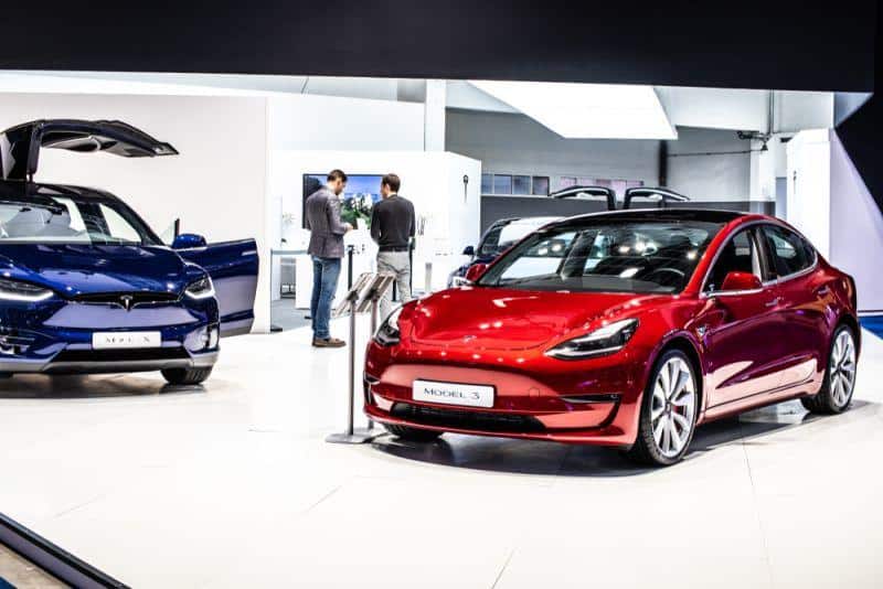 Cover Image for Tesla streicht Stellen und baut gleichzeitig Model 3-Produktion weiter aus