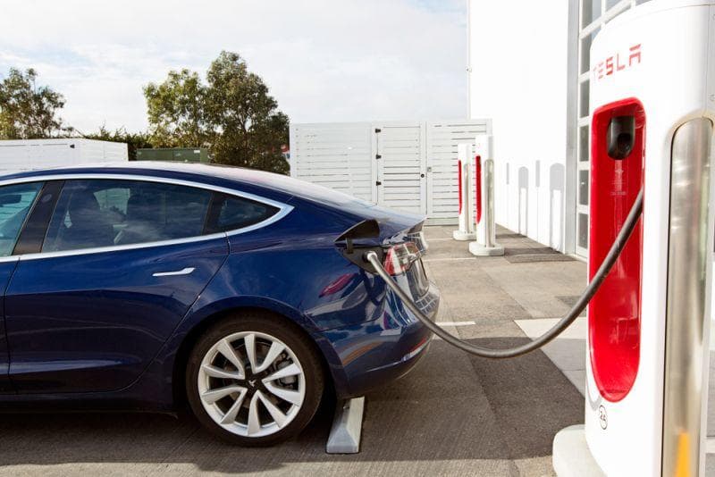 Cover Image for Tesla Model 3 am Supercharger V3: Reichweite wird um 50% in weniger als 12 Minuten geladen