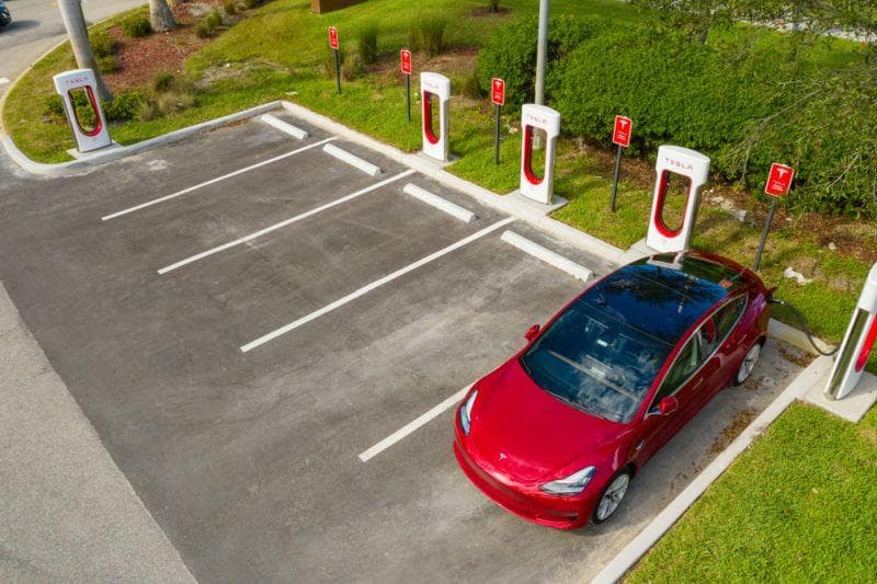 Cover Image for Tesla V2-Supercharger in Europa künftig mit 150 kW Ladeleistung