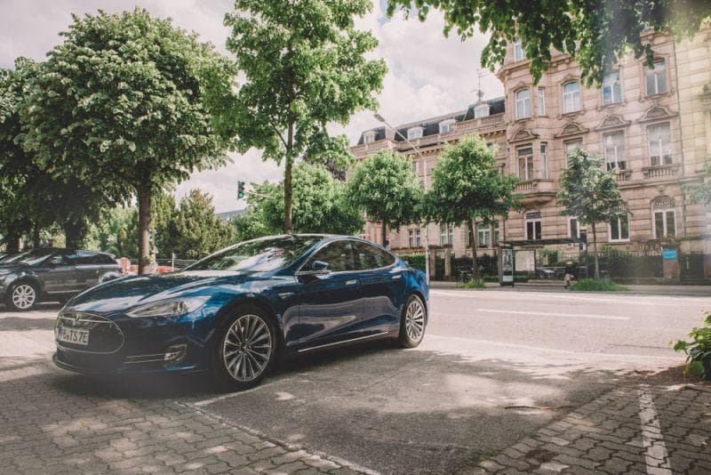Cover Image for Tesla setzt fast so viele E-Autos ab wie Nissan, BMW, Daimler, Jaguar, PSA und Mitsubishi zusammen