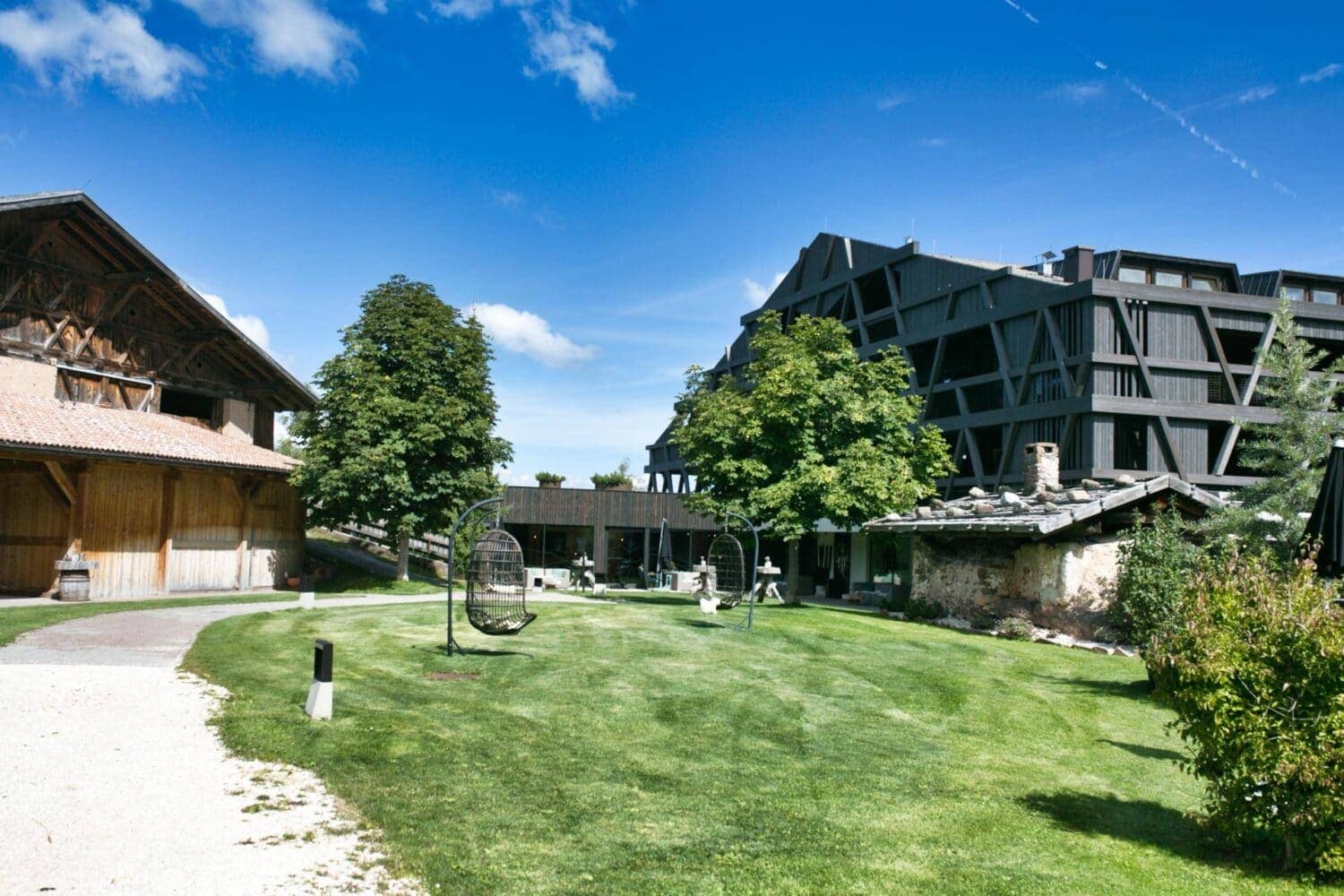 Cover Image for Naturhotel Pfösl in den Dolomiten – Nachhaltiger Rückzugsort für E-Auto-Liebhaber