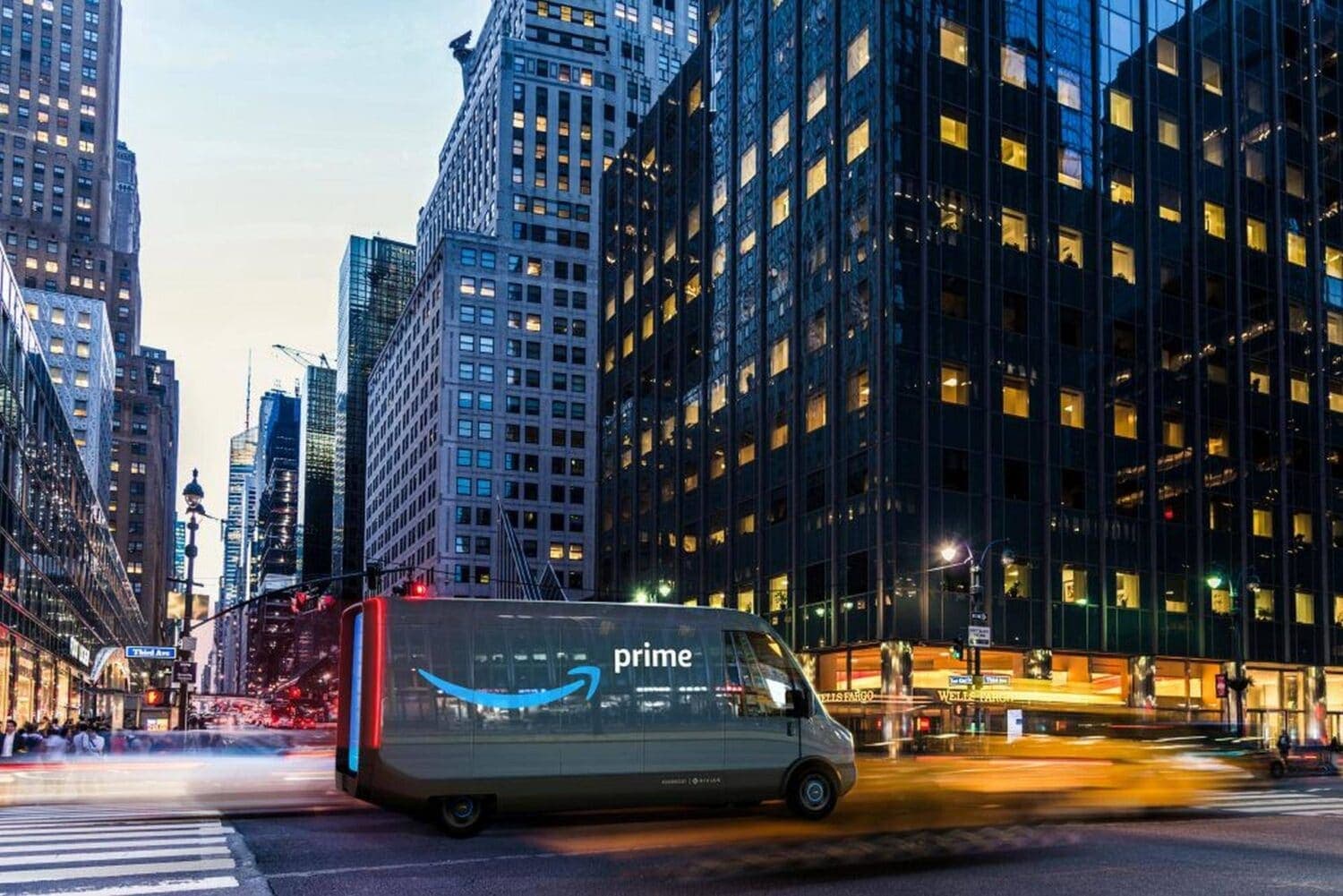 Cover Image for Amazon setzt auf E-Mobilität: 100.000 E-Transporter von Rivian geordert