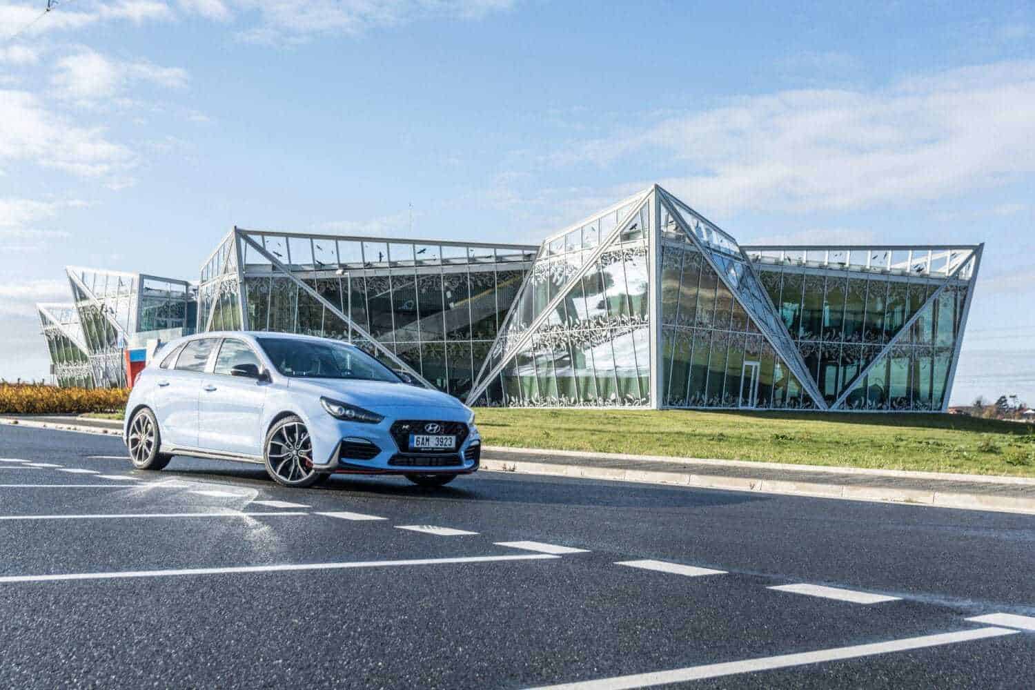 Cover Image for Hyundai und Rimac bringen elektrisches Supercar auf die Straße