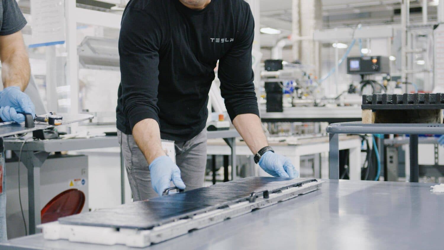 Cover Image for Tesla: 12 Monate nach dem Spatenstich fertigt Gigafactory China 1.000 Model 3 / Woche