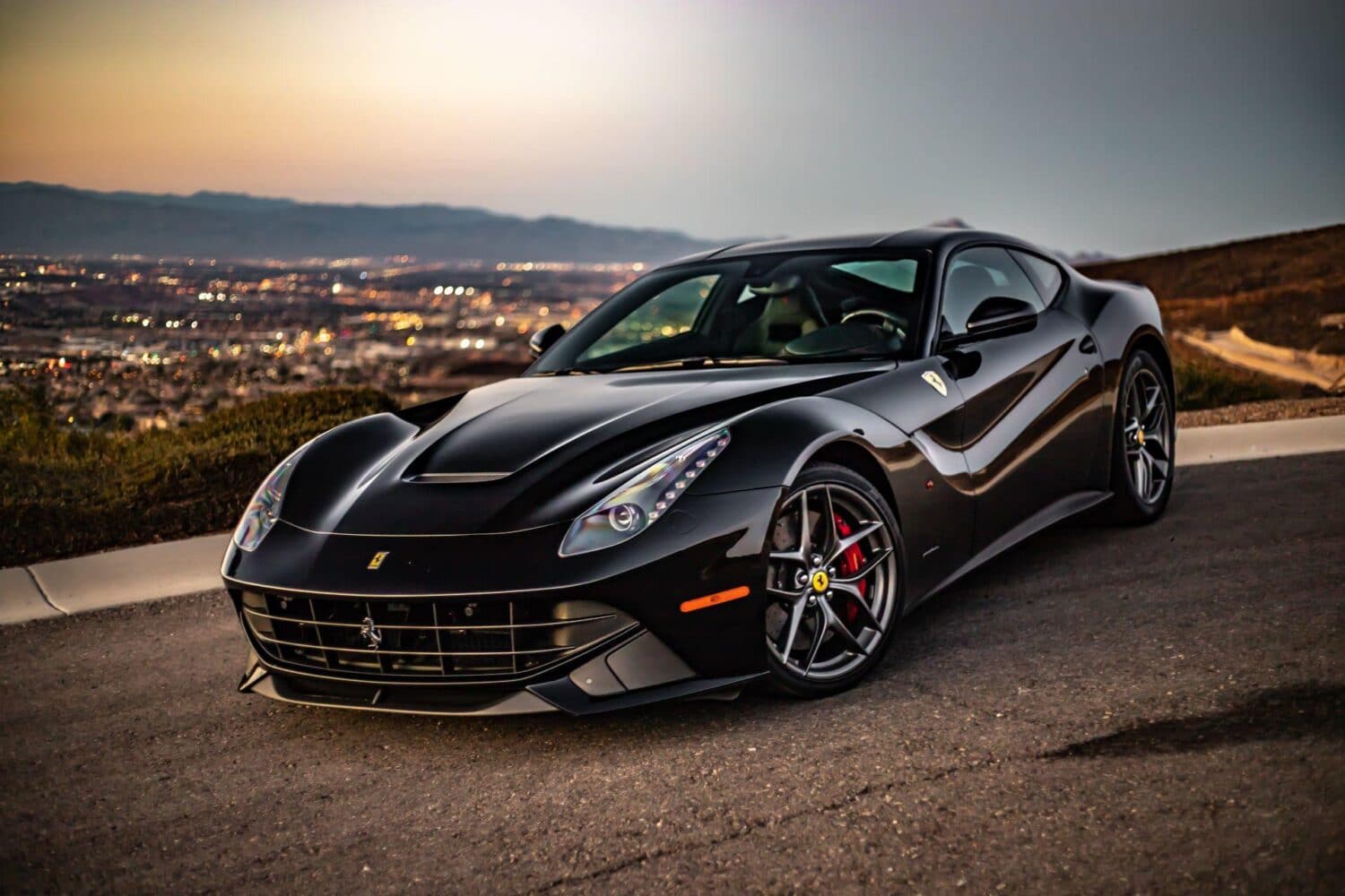 Cover Image for Ferrari: Vor 2025 ist nicht mit vollelektrifiziertem Sportwagen zu rechnen