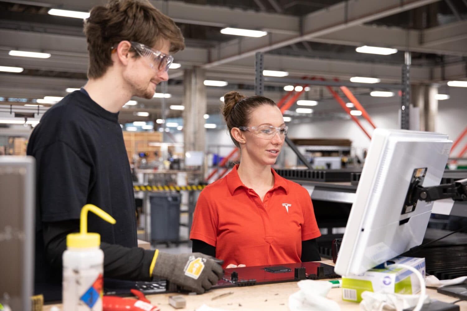 Cover Image for Tesla/Panasonic: Effizienzsteigerung bei Batteriezellenproduktion stellt sich ein