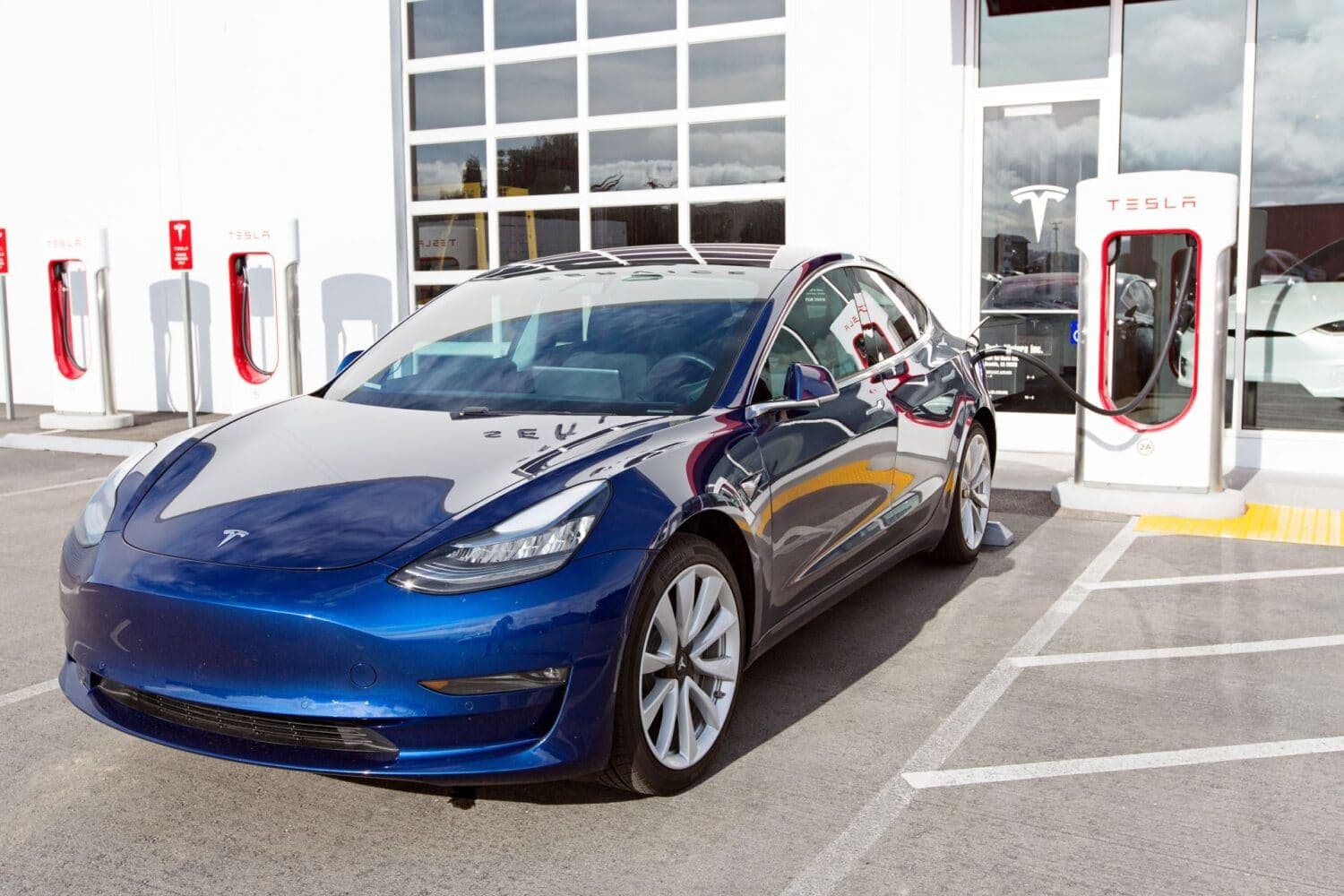 Cover Image for Tesla startet Model 3 Auslieferung in China & fertigt 3.000 E-Autos/Woche