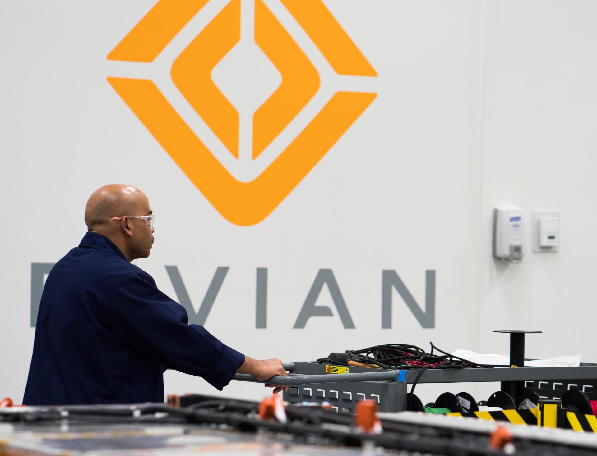 Cover Image for Amazon & Rivian geben Details aus der Entwicklungsphase des E-Transporter bekannt