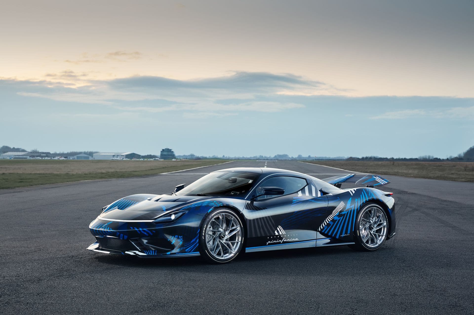 Cover Image for Pininfarina Battista: Zeitplan für Handfertigung ab Ende 2020 wird eingehalten