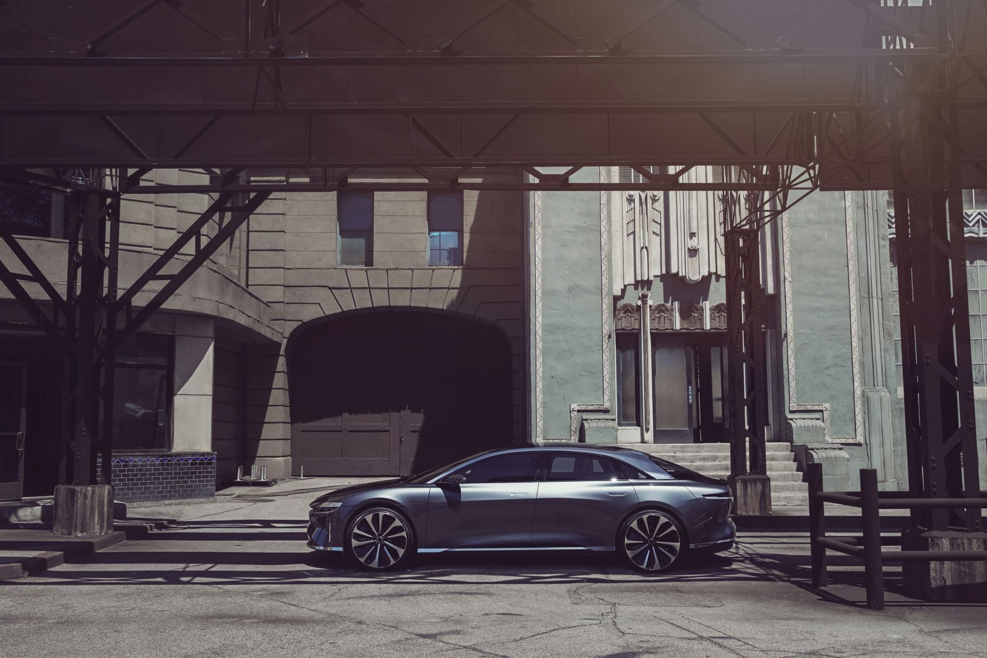 Cover Image for Lucid Motors legt sich auf Vertriebs- und Servicestrategie fest