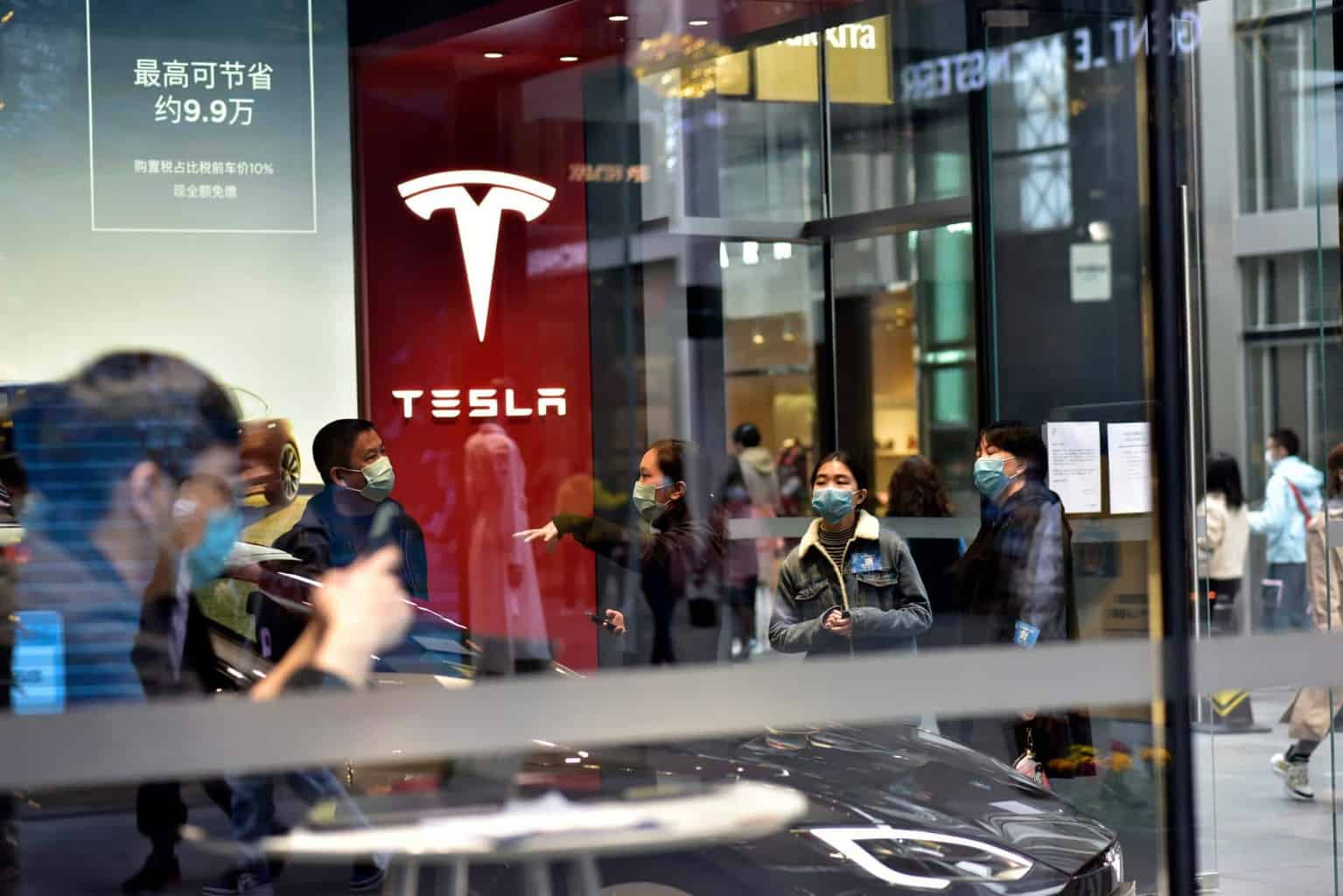 Cover Image for Autokauf in Corona-Zeiten: Tesla führt „berührungslose“ Fahrzeugübergabe ein