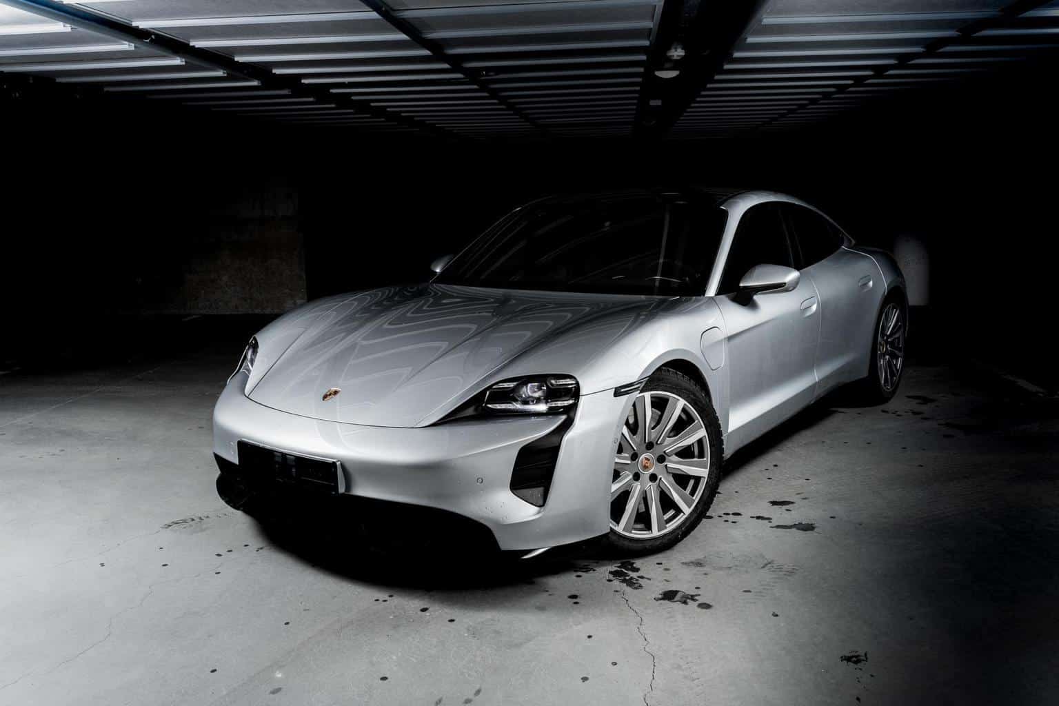 Cover Image for Porsche Entwicklungsvorstand darüber warum Tesla keine direkte Konkurrenz ist