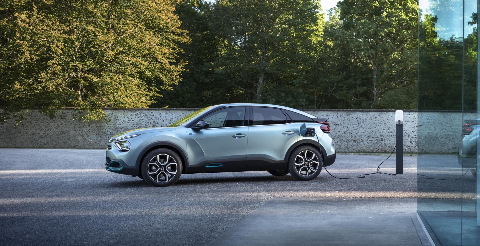 Cover Image for Citroën ë-C4 – Elektro-Kompaktlimousine zeigt sich erstmals