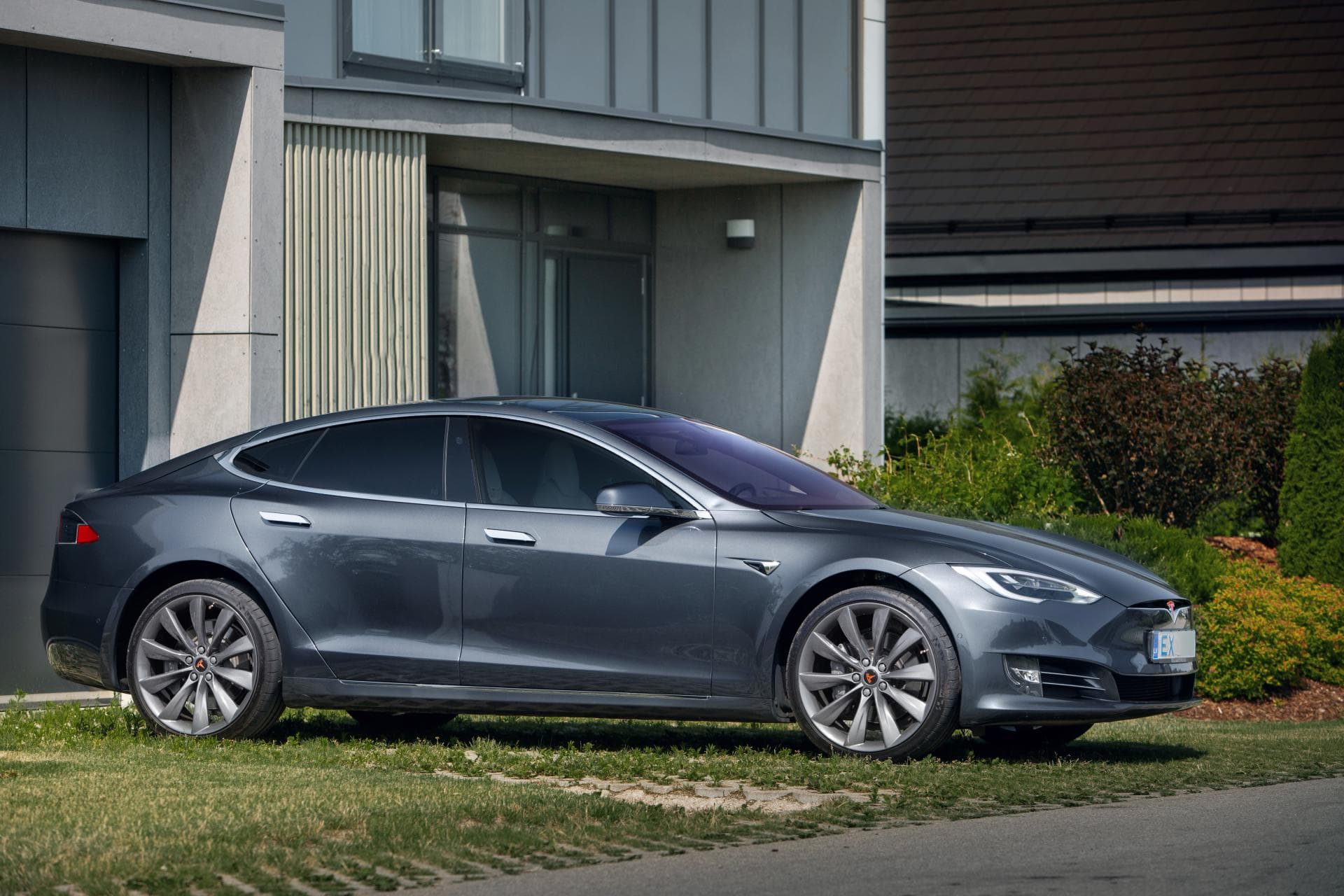 Cover Image for Tesla unterzeichnet neuen Dreijahresvertrag mit Batteriehersteller Panasonic