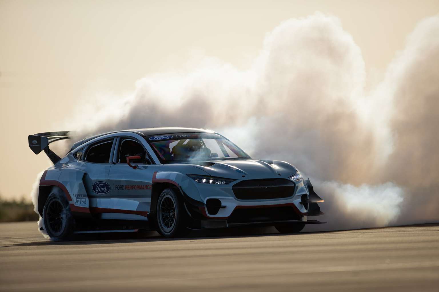 Cover Image for Ford stellt Mustang Mach E mit mehr als 1000 kW und sieben Motoren vor