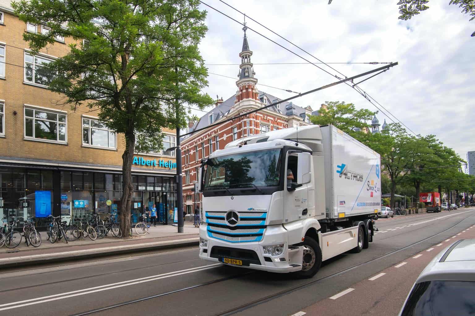 Cover Image for Mercedes-Benz startet zweite Testphase für Elektro-Lkw eActros
