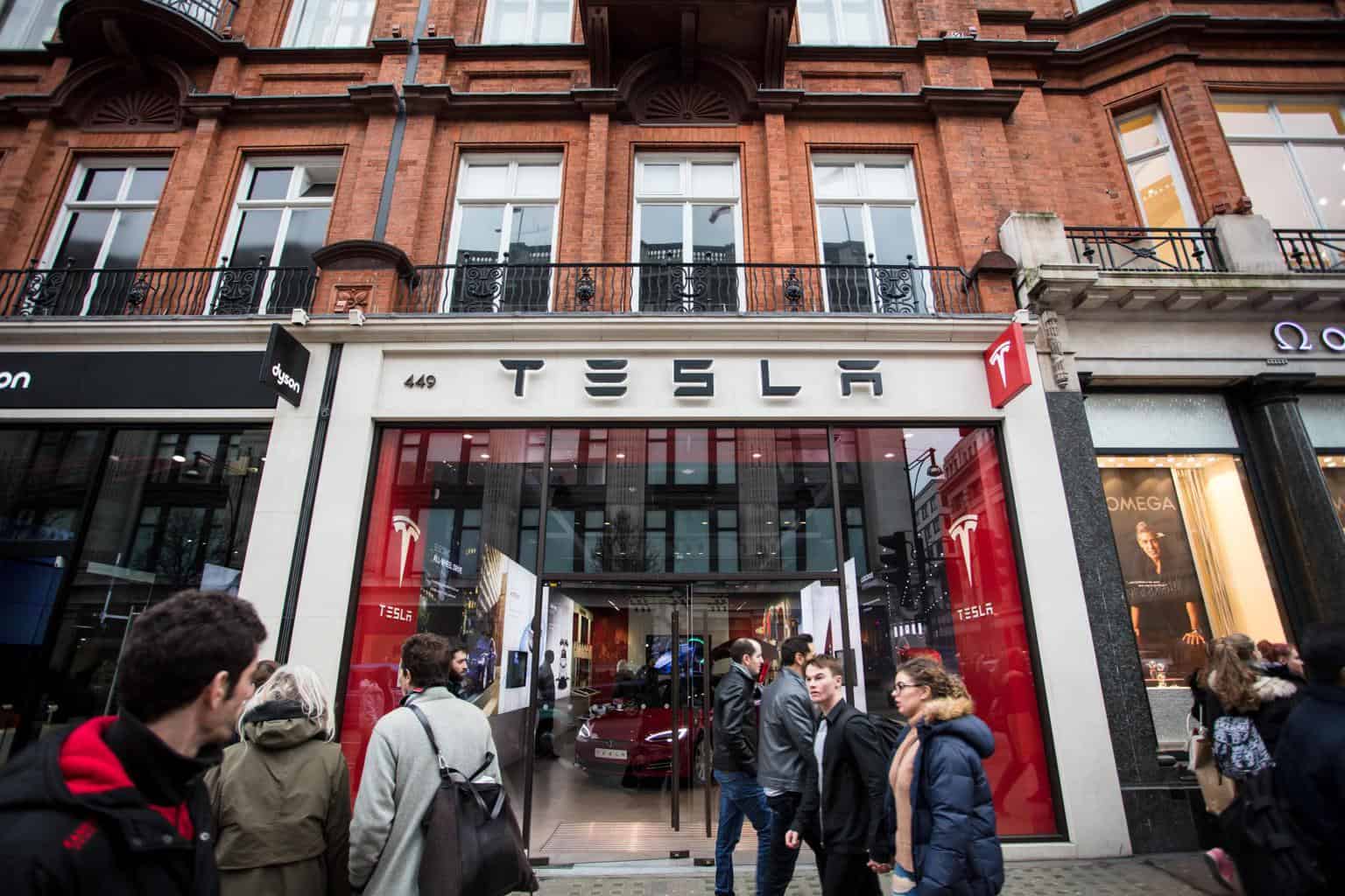 Cover Image for Tesla soll Innenstadt-Showrooms zugunsten größerer Tesla-Center schließen wollen