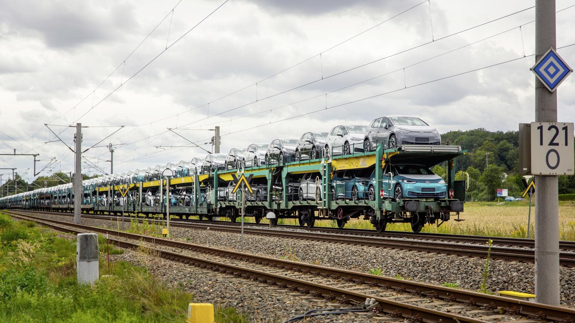 Cover Image for VW setzt auf 100% Grünstrom-Transporte mit der Bahn & spart jährlich 26.700 Tonnen CO2