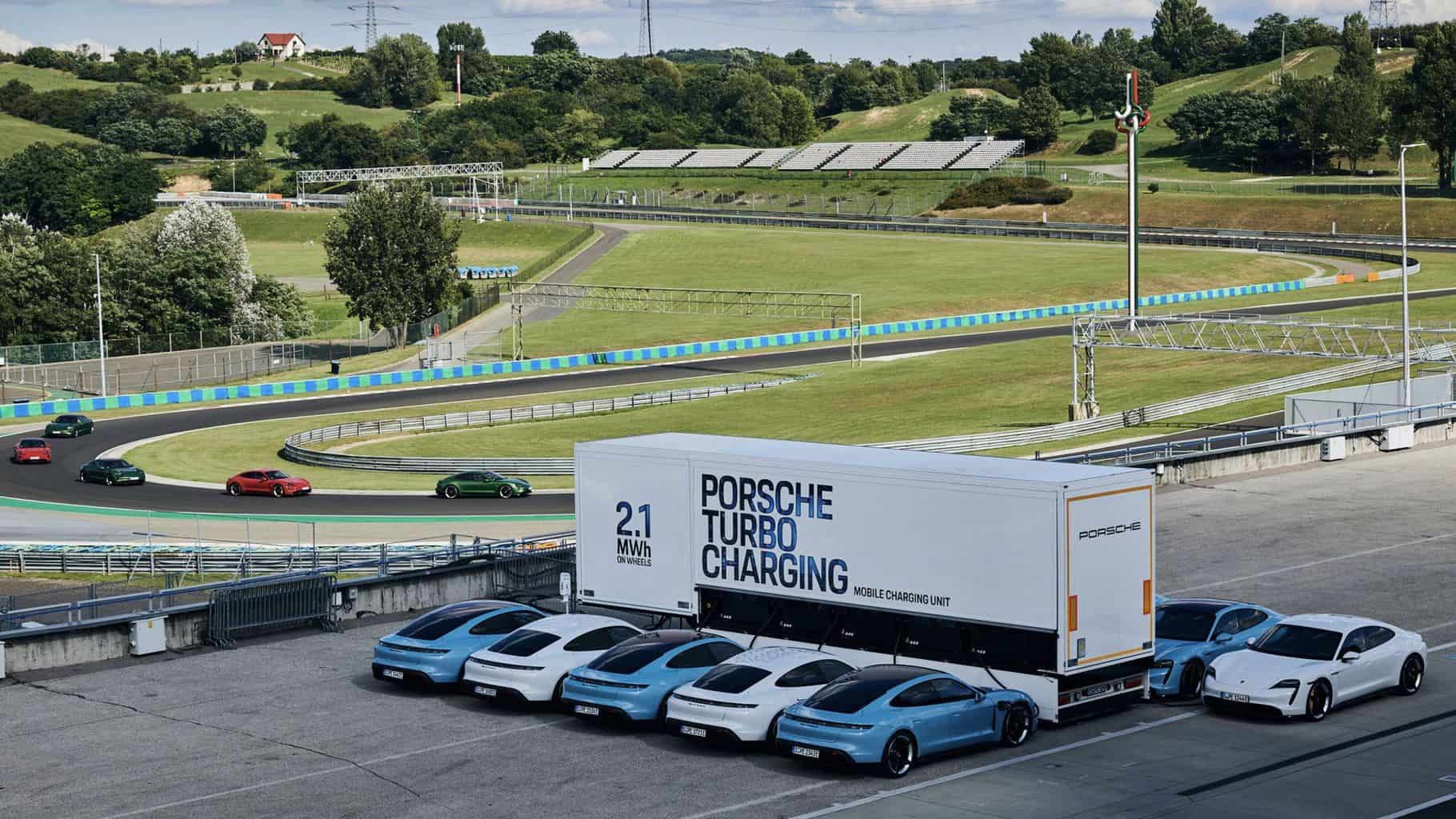 Cover Image for Porsche Akku-Truck wartet mit 2,1 Megawattstunden-Batterie auf; ausreichend für 30 Porsche Taycan
