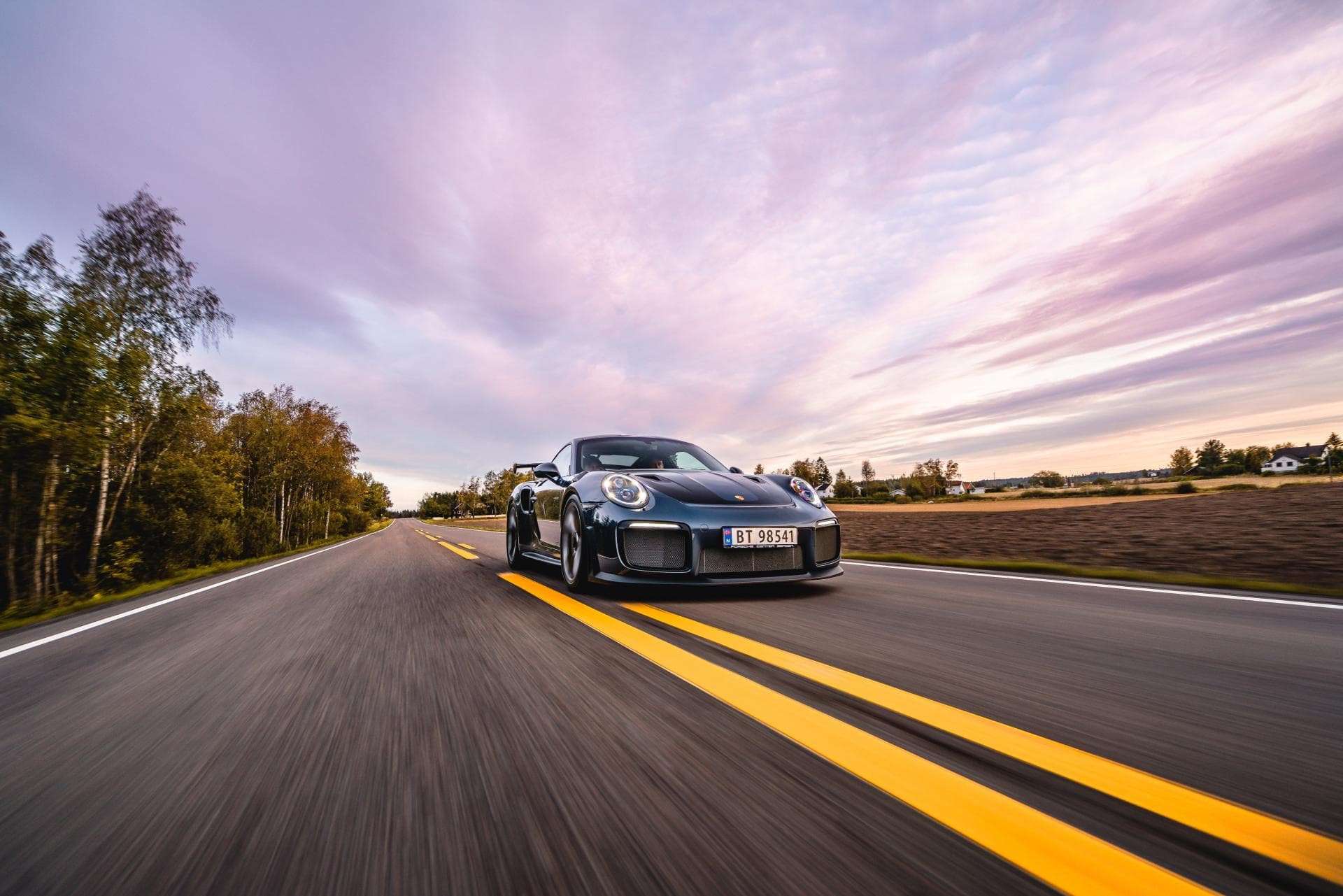 Cover Image for Porsche & e-fuel: Wasser + Luft = Sprit