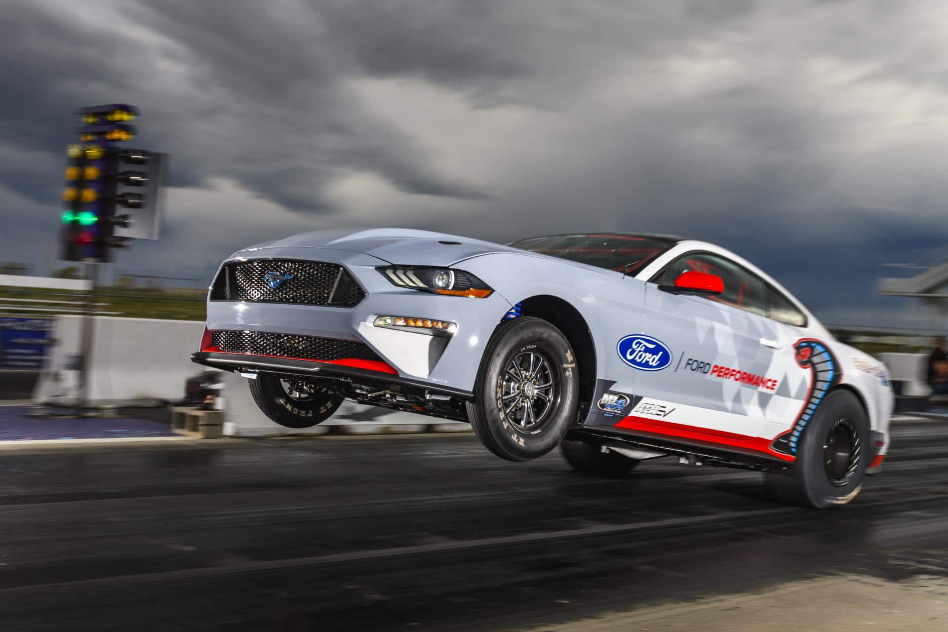 Cover Image for Ford’s vollelektrischer Mustang Mach-E 1400 stellt seine Power unter Beweis