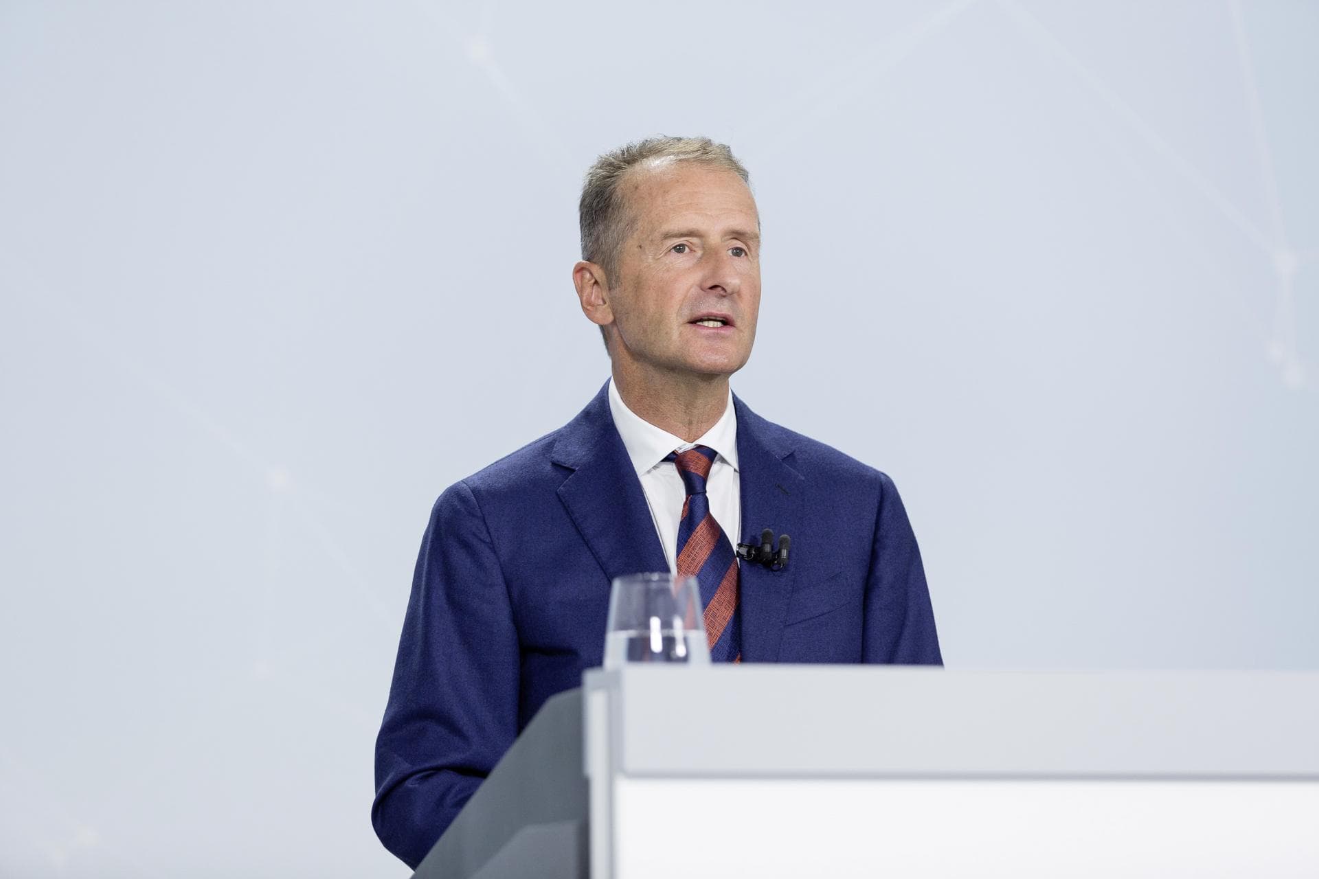 Cover Image for Wie VW-Boss Herbert Diess die „Wette auf E-Mobilität“ verteidigt