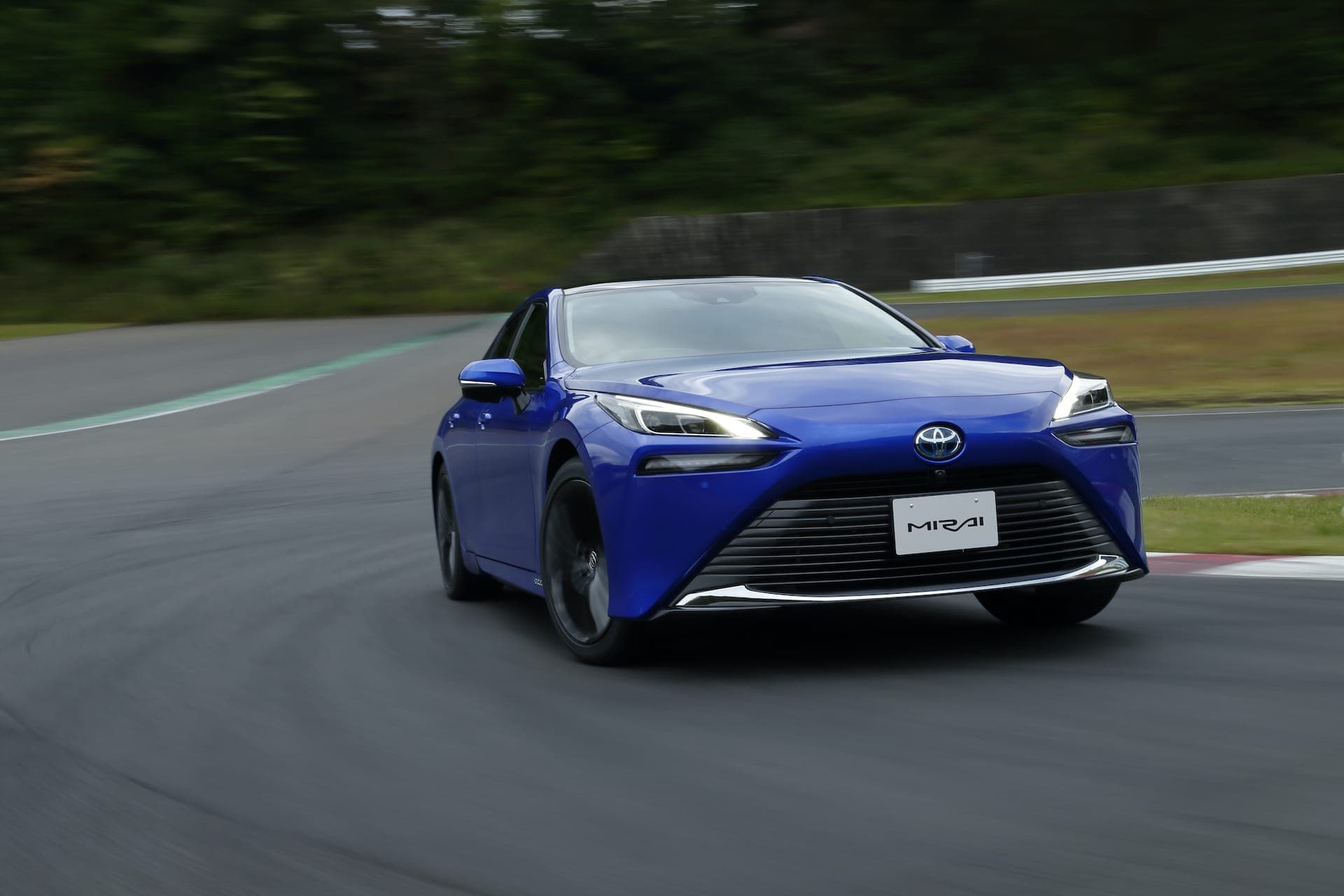 Cover Image for Toyota stellt zweite Generation des Wasserstoff-Autos Mirai im Detail vor