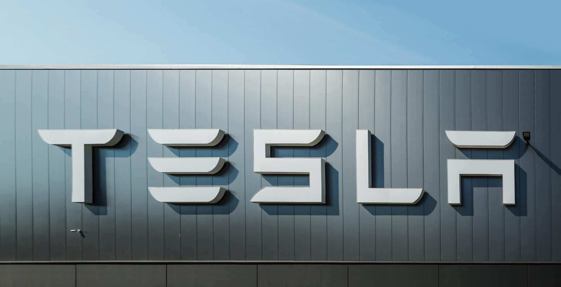 Cover Image for Tesla: Nach Supercharger- startet 2021 Service-Center-Offensive