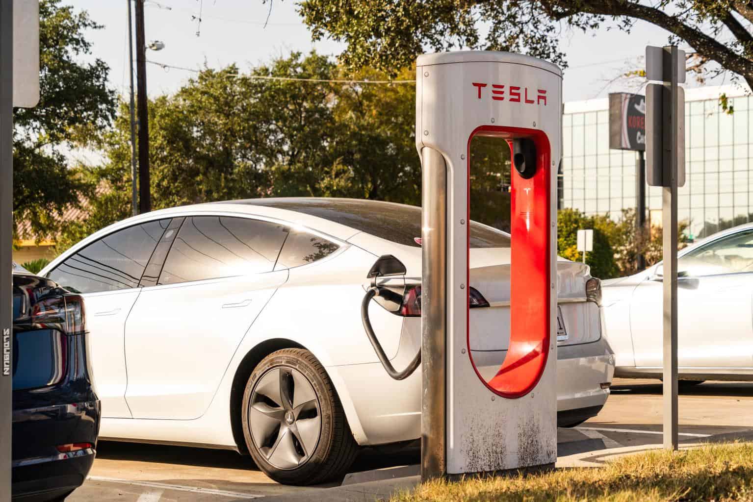 Cover Image for Tesla eröffnet weltgrößte Supercharger-Station in den USA
