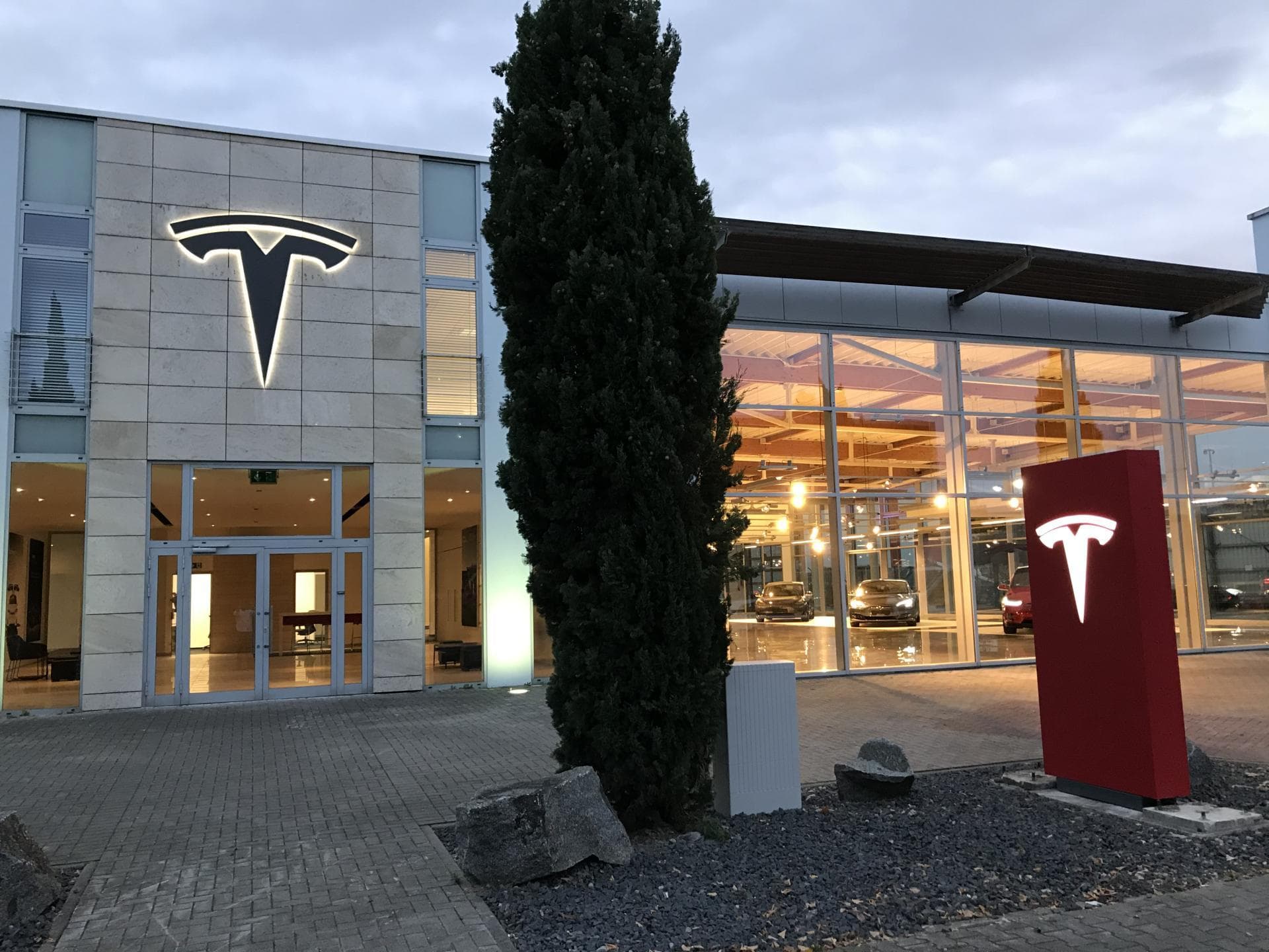 Cover Image for Tesla in der Region: Auslieferungs- und Verkaufscenter für Mannheim/Ludwigshafen/Heidelberg