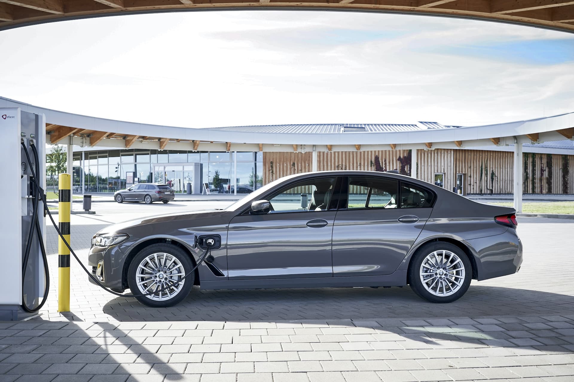 Cover Image for BMW führt im März neue Plug-in-Einstiegsmodelle für 3er und 5er Reihe ein