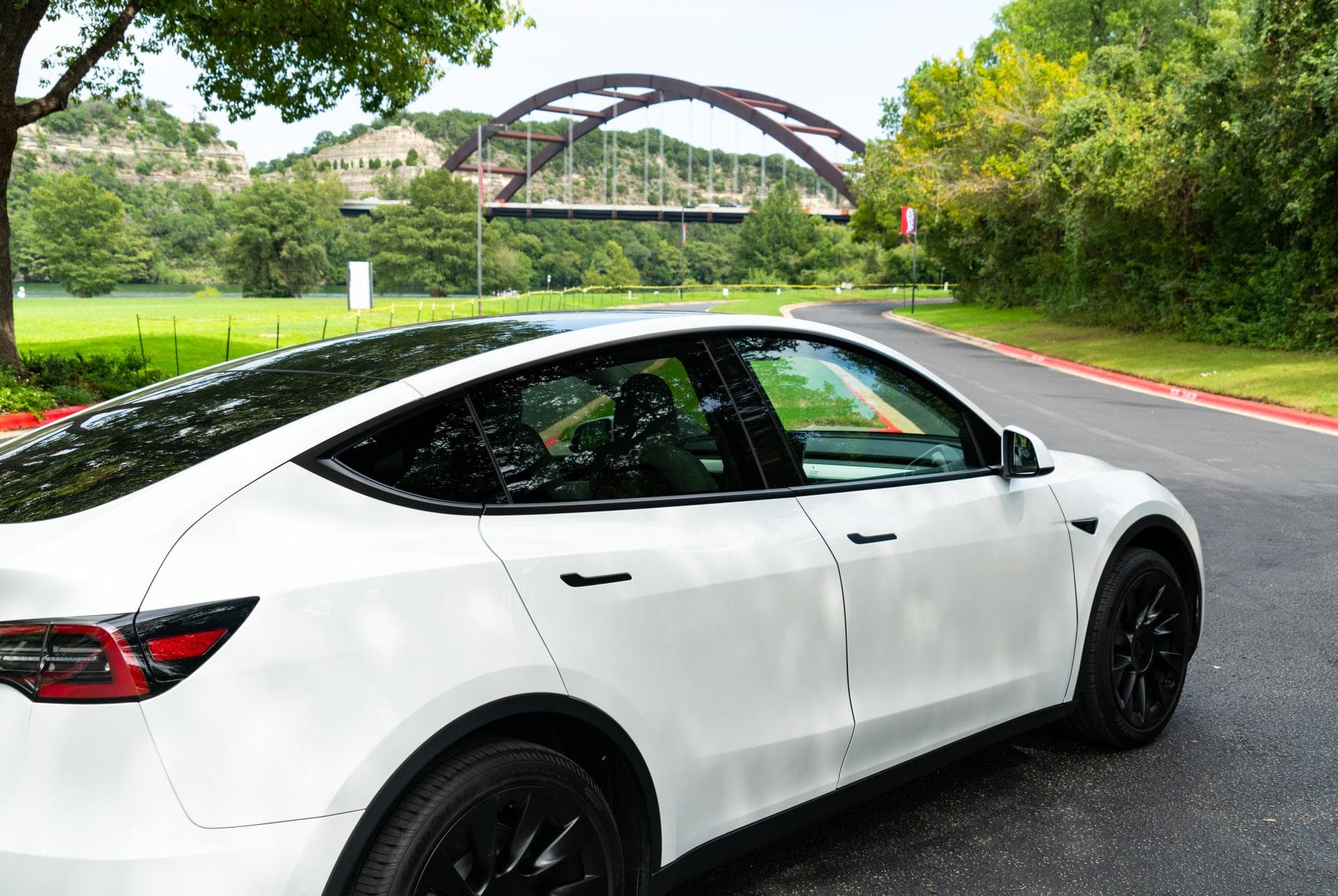 Cover Image for Tesla führt das Model Y Standard-RWD und 7-Sitz-Option als dritte Reihe ein