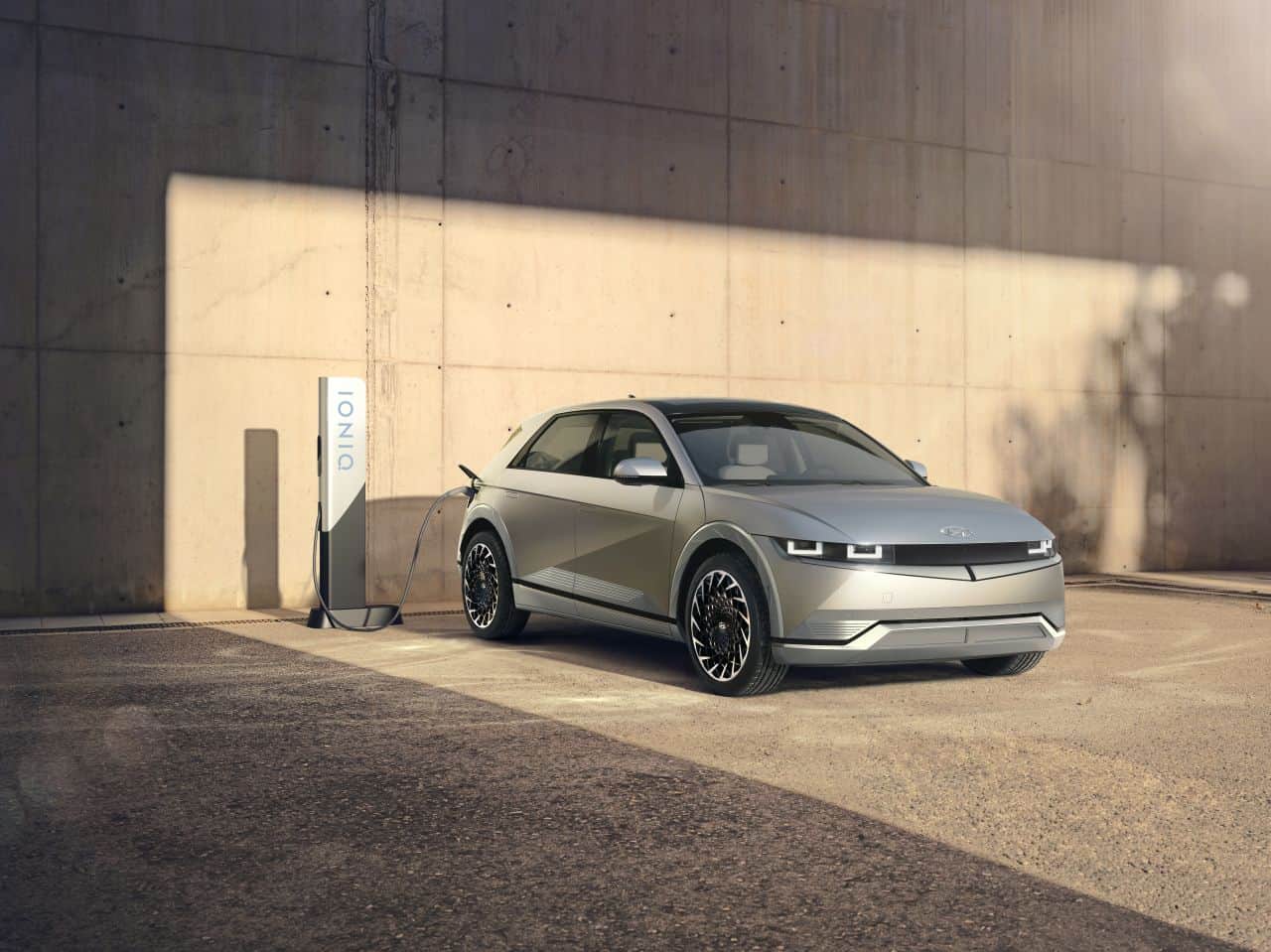 Cover Image for Hyundai IONIQ 5: bis zu 2.000 km mehr Reichweite durch Solardach