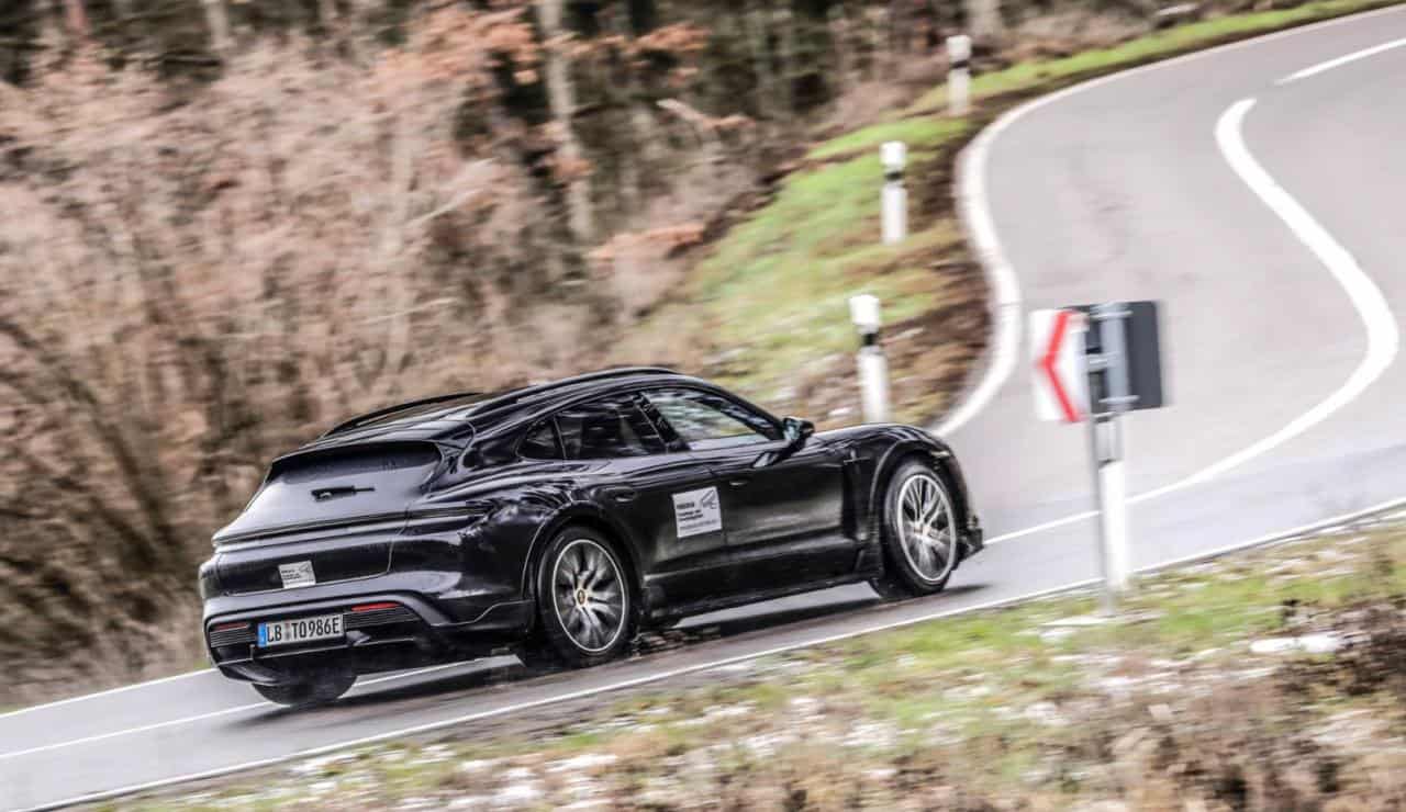 Cover Image for „Cross Turismo“ – Porsche Taycan gewinnt an Höhe