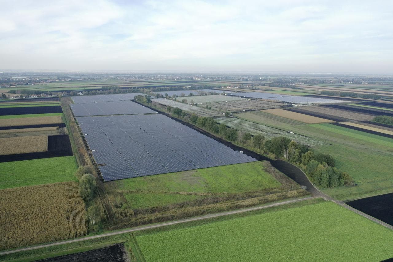 Cover Image for Mercedes-Benz ab 2022 CO2-freier Strom aus Solar-, Wind- & Wasserkraft
