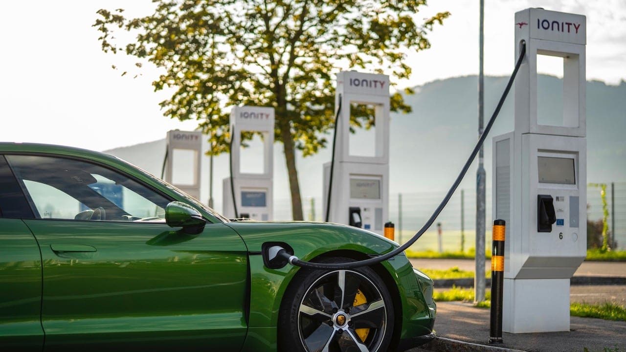 Cover Image for Porsche plant eigene Schnelladestationen und neue Silizium-Batterien