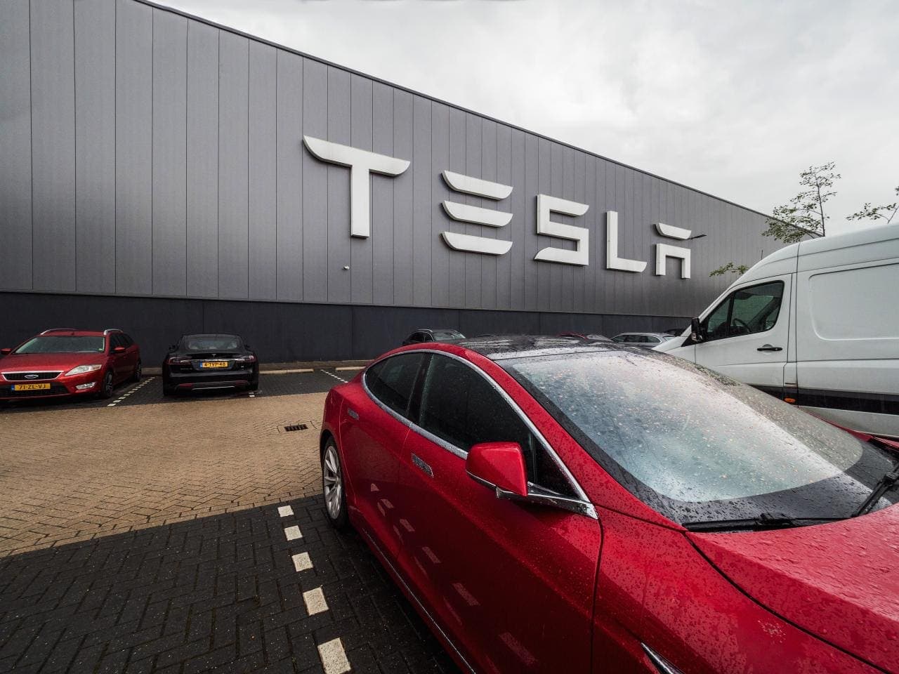 Cover Image for Macht Tesla sein Werk in Tilburg dicht?