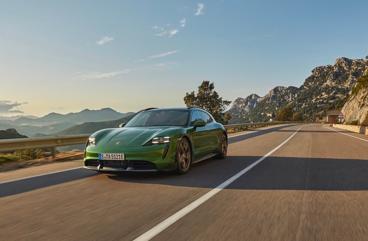 Cover Image for Porsche animiert Führungskräfte zum Umstieg auf Elektroautos