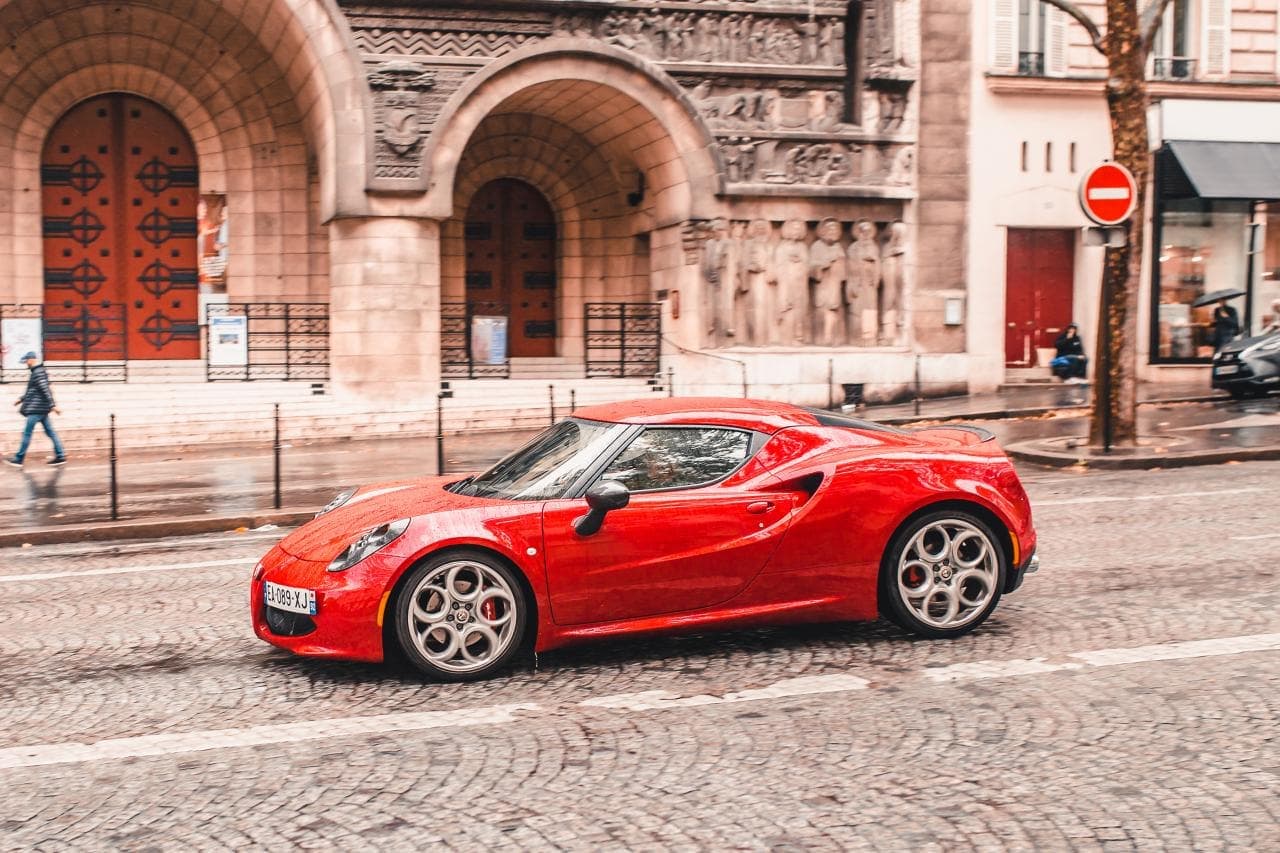 Cover Image for Alfa Romeo-CEO über künftige Modelle: „Entweder elektrifiziert oder sie sind tot“