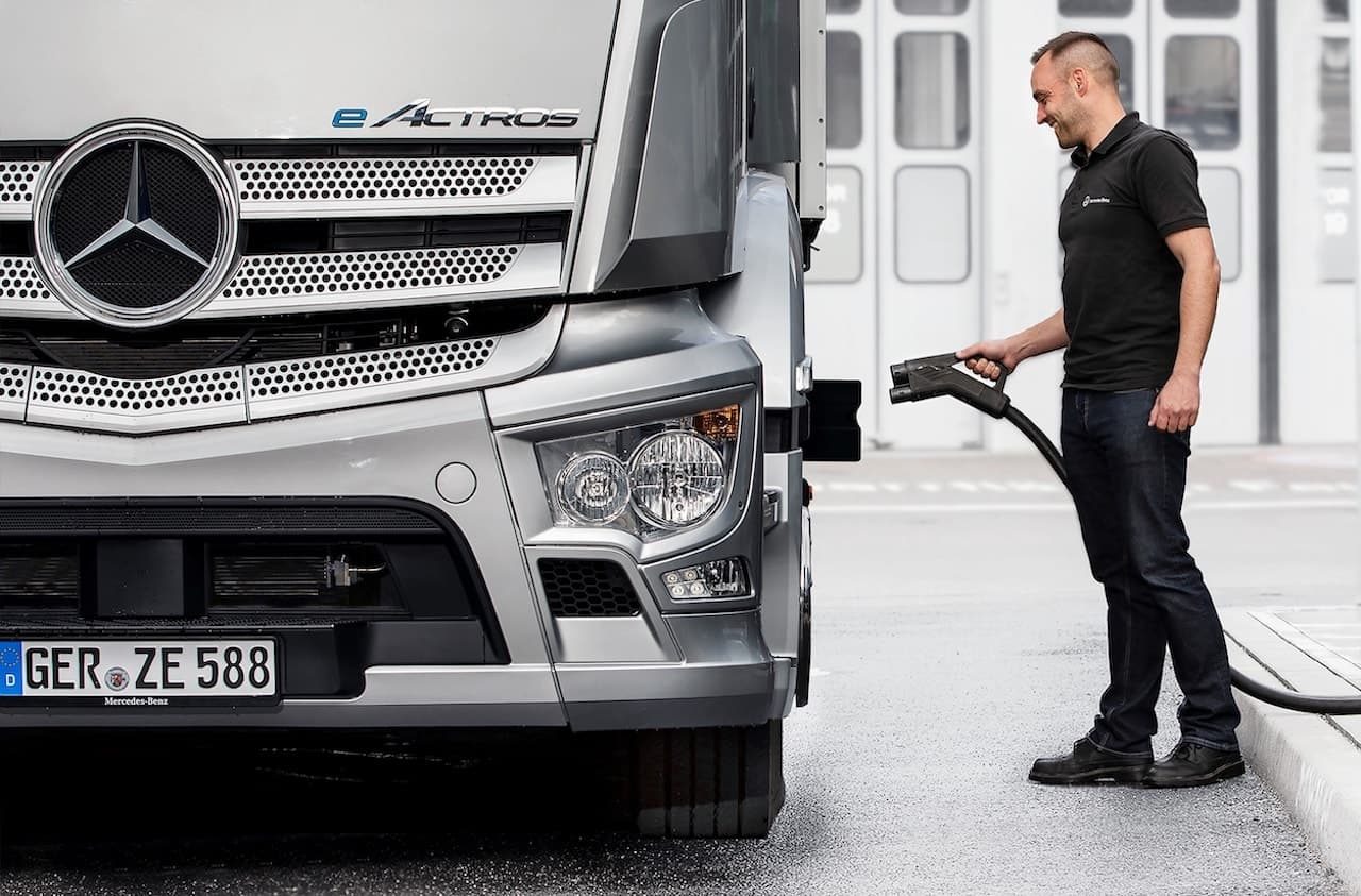 Cover Image for Mercedes-Benz Trucks stellt ganzheitliches E-Mobility-Konzept vor