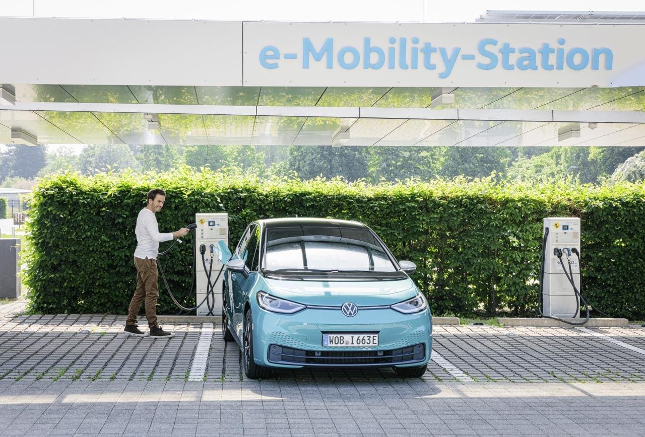 Cover Image for Verbrennerende, günstige E-Autos und V2G: Wie VW seine Elektroauto-Strategie beschleunigt