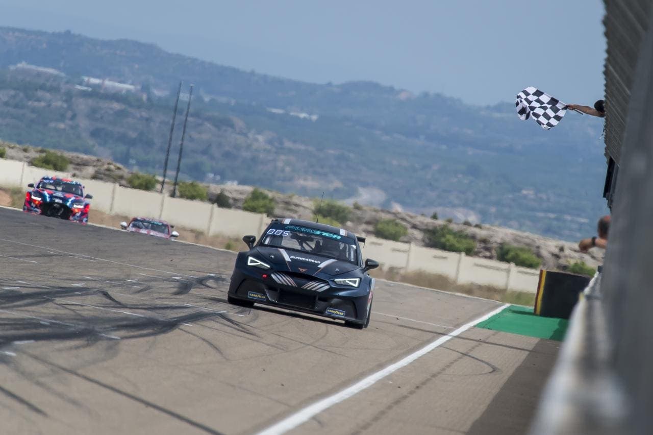 Cover Image for Cupra e-Racer dominiert in der Rennserie „Pure ETCR“