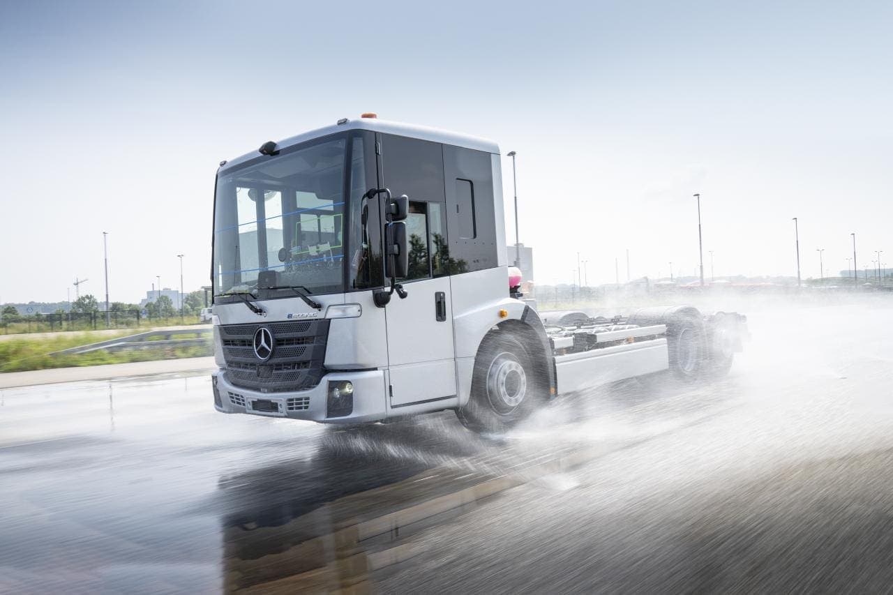 Cover Image for Mercedes Trucks testet eEconic für die Müllabfuhr