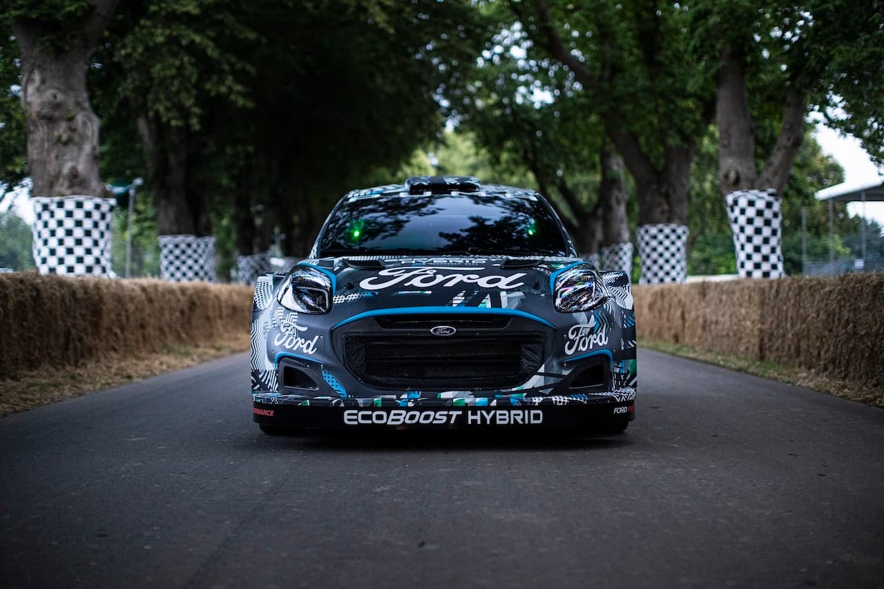 Cover Image for Ford stellt WRC-Rallye-Auto mit Plug-in-Antrieb vor