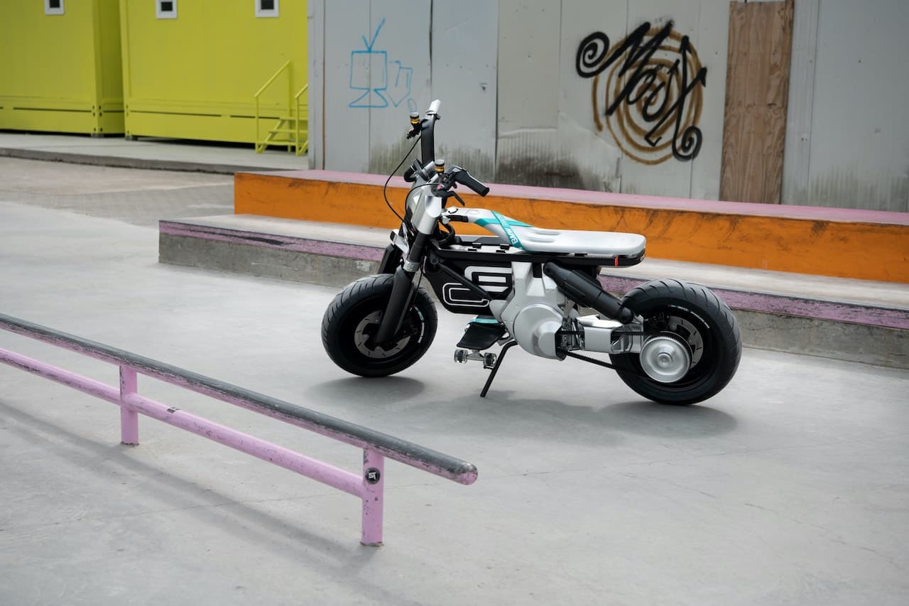 Cover Image for Halb Motorrad, halb Scooter: BMW stellt innovatives Elektromotorrad vor