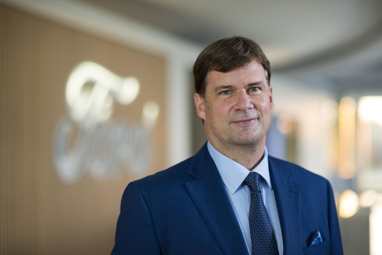 Cover Image for Ford-CEO Farley fordert erschwinglichere Elektroautos und mehr Nachhaltigkeit