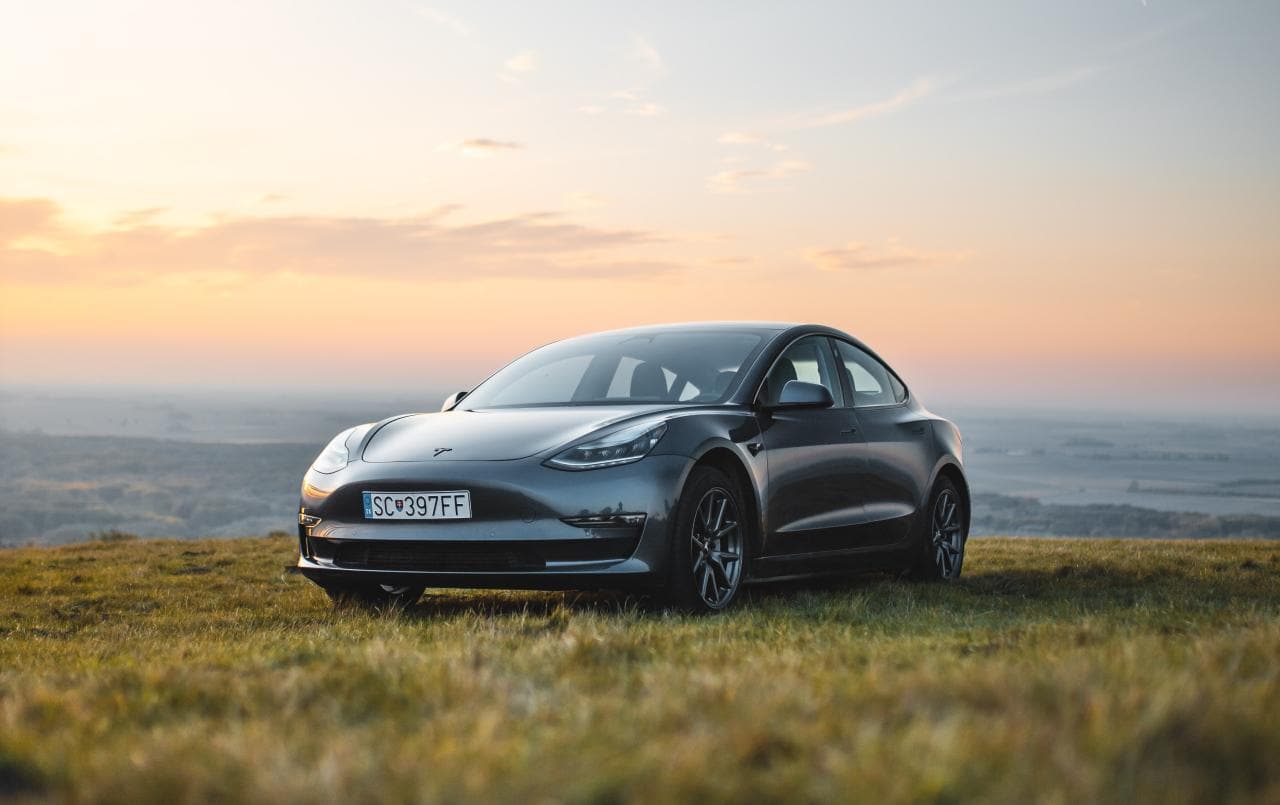 Cover Image for Obrist: Nach dem Tesla Model 3 als HyperHybrid folgt „flüssiger Strom“