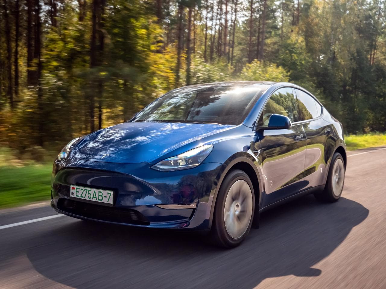 Cover Image for Tesla Model Y mit grünem, „flüssigen Strom“ im Tank – nicht im Akku